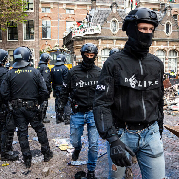 Politiechef in Amsterdam over vijf gewonde agenten na ingreep bij demonstraties: 'Gooien met ammoniak is straatterreur'
