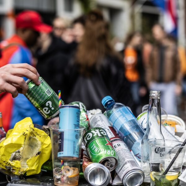 'Wat een troep!' Waarom maken we zo'n rotzooi van prullenbakken in steden?