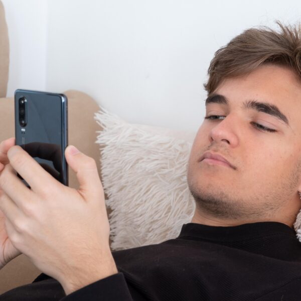 Mei Social Vrij: Leg jij vanaf morgen een maand je telefoon weg?