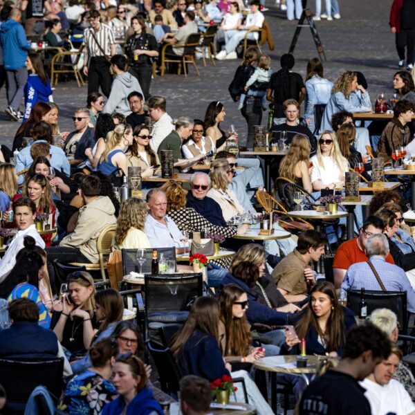 'Terrasjes-samenleving': kritiek op relaxt werkend Nederland