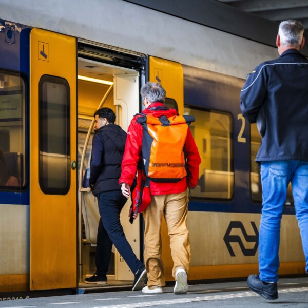 NS wil regels over tassen in de trein aanpassen: 'Een stoel is om te zitten'