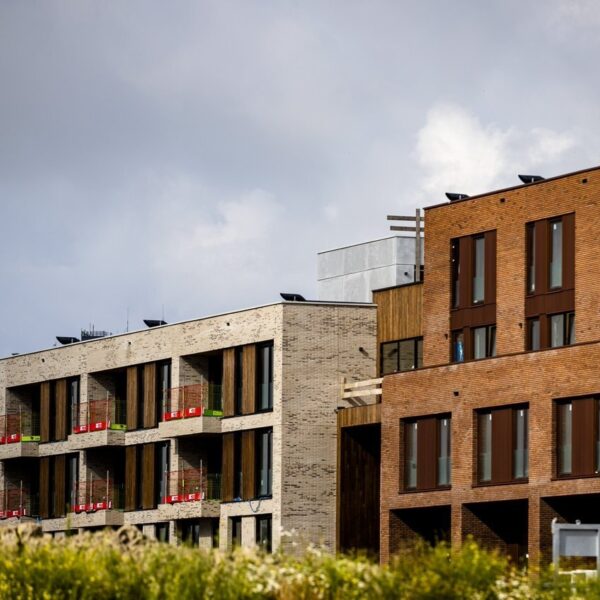 Bijna geen huizen voor woningdelers: 'We moeten doen alsof we een stel zijn'