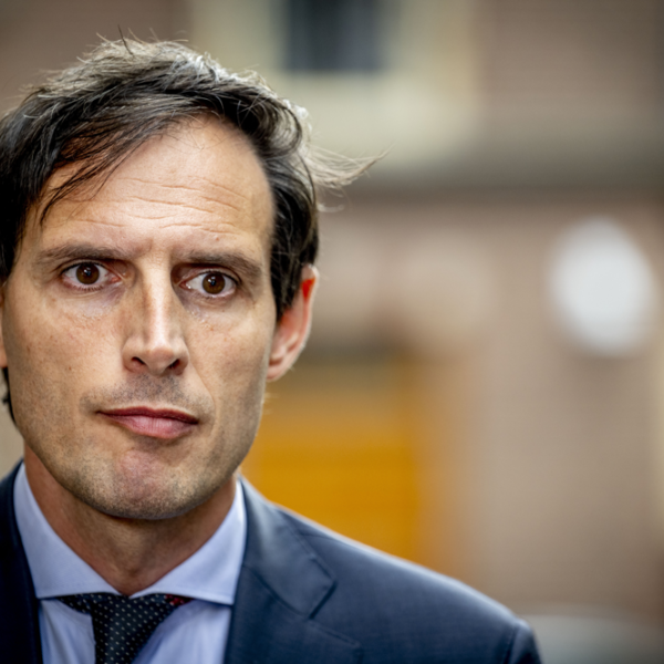 Politiek spel in Brussel rond Hoekstra: 'Hoorzitting wordt zware klus'