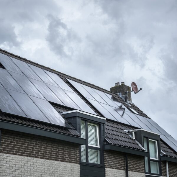 Zelf overgebleven energie van zonnepanelen opslaan, loont dat?