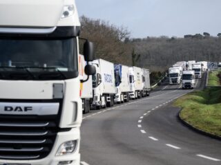 Uitbuiting van vrachtwagenchauffeurs: 'Er is een laat maar waaien- beleid'