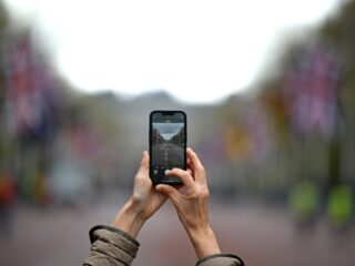 'Gewonde in internetfilmpje van gevecht of ongeluk is driedubbel slachtoffer'