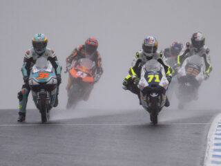 MotoGP in Australië ontregeld door hevige regenval: 'Eén groot crashfestijn'