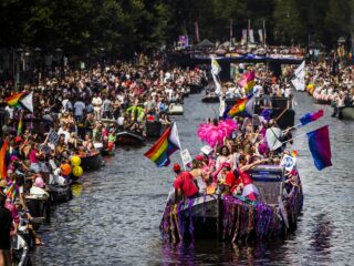 'Bij de eerste Amsterdamse Canal Parade ging het vooral over de vraag: hoe bloot zal het zijn?'