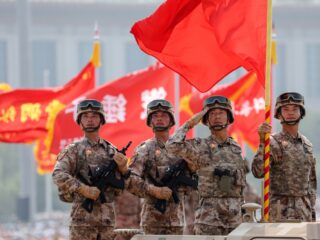 China herdenkt de oorlog met spierballen en spektakel