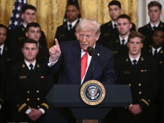 Trumps chaos: dagelijkse decreten, ondermijning van instituties en constitutionele crisis