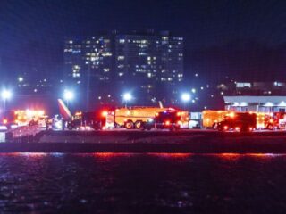 Passagiersvliegtuig botst met militaire helikopter in Washington