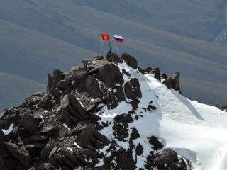 Levensgevaarlijke beklimming: Russische vermist op een van de hoogste bergen van Kirgizië