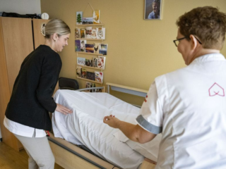 Steeds meer uitstroom in de zorg, toch toename personeel