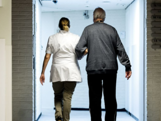 'Werkdruk torenhoog': ruim 250 ouderenzorgorganisaties naar de rechter voor hogere tarieven