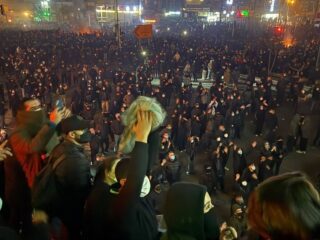 Waarom eist de Perzische kroonprins de opstand in Iran op?