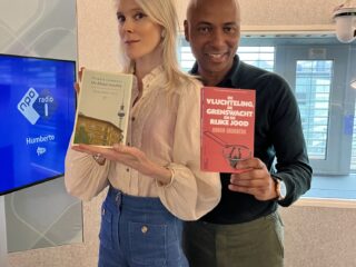 'De vluchteling, de grenswacht en de rijke Jood' en 'De Muur voorbij' zijn de Non-Fictie Boeken van Juli en Augustus