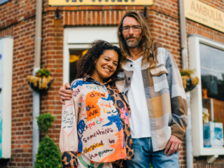 Dierenwinkeleigenaar Dennis smoorverliefd na zware tijd: 'Je oogst wat je zaait'