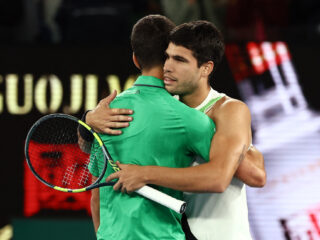 Carlos Alcaraz schrijft historie met winst in Melbourne