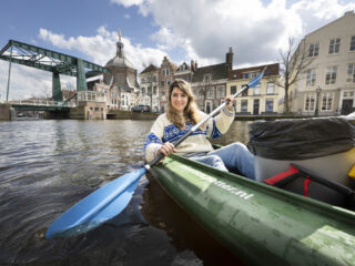 Deze bioloog vist de gekste dingen uit de gracht, van dildo's tot een seksdagboek