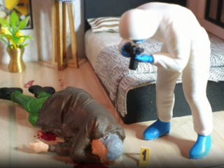 Forensisch onderzoeker verenigt misdaadscènes en miniatuurkunst