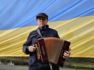 Vlaggenwacht voor Russische ambassade in Den Haag blijft tot de Russen vertrekken