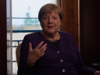 In gesprek met Angela Merkel: 'Zij vindt haar beslissingen nog steeds juist'