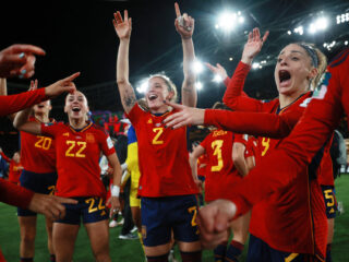 'In alle hoeken van het land zie je pleinen en sportzalen rood kleuren'