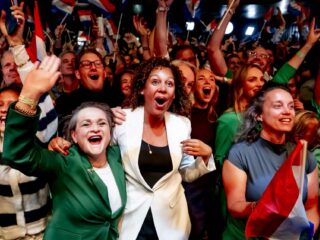 Het is nek aan nek tussen D66 (26 zetels) en de PVV (26 zetels) om wie de grootste wordt