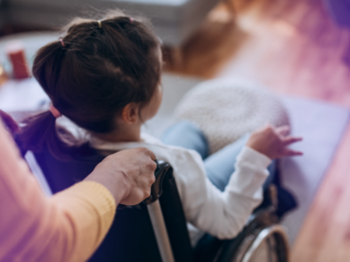 Gemeenten strenger met toekenning pgb-budget, ouders in de knel