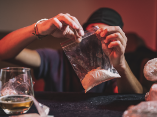 Steeds meer drugscriminaliteit in kleinere steden: ‘laat ons niet in de kou staan’