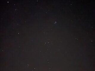 Miljarden sterren van de Melkweg in een heldere nacht juist nu goed zichtbaar