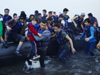 Hoe zorg je dat mensen die geen recht hebben op asiel ook echt de EU verlaten?