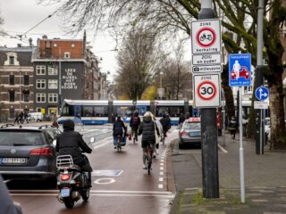 Amsterdammers positief over 30 kilometerzone: 'Maakt stad leefbaar, moet gehandhaafd worden'