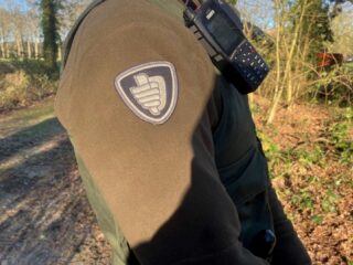 Vroege Vogels-verslaggever kruipt in huid van groene boa