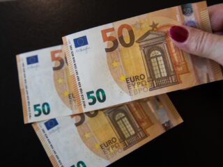 Is het verstandig om thuis cash geld te hebben? 'Niet ondenkbaar dat je bank gehackt wordt'