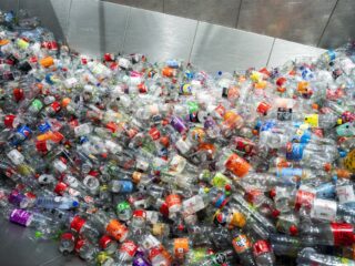 Kunnen Belgen straks hun flessen en blikjes naar supermarkt brengen voor statiegeld?