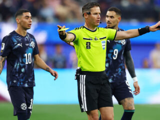 Hoe doen scheidsrechters op het WK het? 'Bij de FIFA lijkt er meer te mogen'
