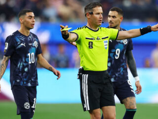Hoe doen scheidsrechters op het WK het? 'Bij de FIFA lijkt er meer te mogen'