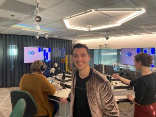 Cabaretier Andries Tunru schreef voorstelling over turbulente jeugd: 'Huisraad vloog door de kamer'