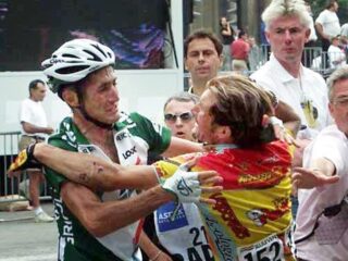 Oh, Champs-Élysées: Jeroen Blijlevens, die zijn vijand een 'vriendschappelijk klopje' gaf