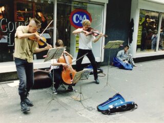 Waarom de straatmuzikant lijkt te verdwijnen: 'We hebben geen cash meer op zak'