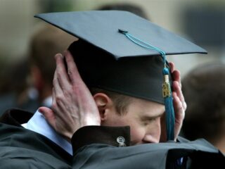 Stand.nl: 'Cum laude afstuderen moet overal worden afgeschaft om prestatiedruk te verlagen'