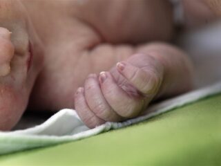 Stand.nl: 'Het is verontrustend dat de kraamzorg aan huis afneemt'