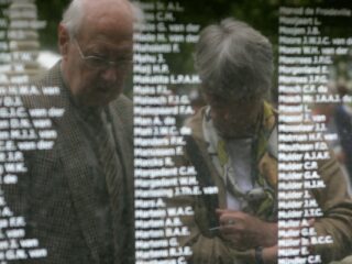 Herdenken en vieren onder hoogspanning