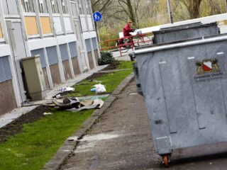 Blote voetjes op het beton: 'Als kind in armoede doe je niet mee in de maatschappij'