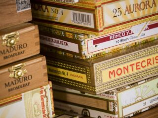 Laatste Nederlandse sigarenfabriek stopt noodgedwongen: 'Europese regelgeving doet ons de das om'