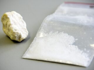 Is nepdrugs verkopen strafbaar?