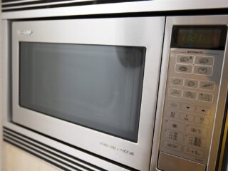 Bacteriën overleven zelfs de magnetron: moeten we ze beter schoonmaken?