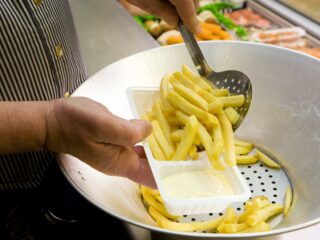 Plastic toeslag van 25 cent bij de snackbar? 'Verdwijnt in de zakken van ondernemers'