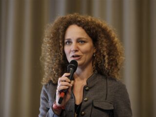 Hadassah de Boer debuteert met boek over dementie: 'De vrouw van mijn vader'